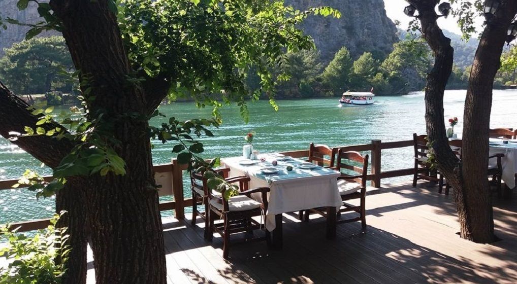 Petit déjeuner et déjeuner servis sur place, spécialités Cuisine turque