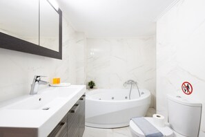Baignoire, sèche-cheveux, savon, shampoing