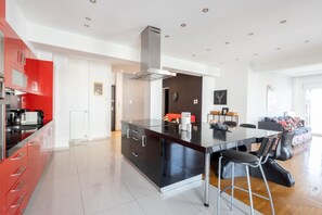 Kühlschrank, Mikrowelle, Ofen, Geschirrspüler