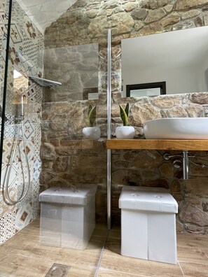 Een douche, een haardroger, een bidet, handdoeken