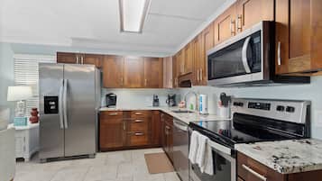 Coffee/tea maker, fridge, microwave, oven