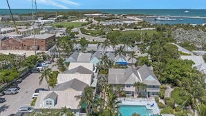 A coastal residential area with houses, a swimming pool, and a marina. - Green Spot at The Truman Annex in Key West (Key West)