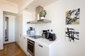 Jääkaappi, mikroaaltouuni, uuni, astianpesukone