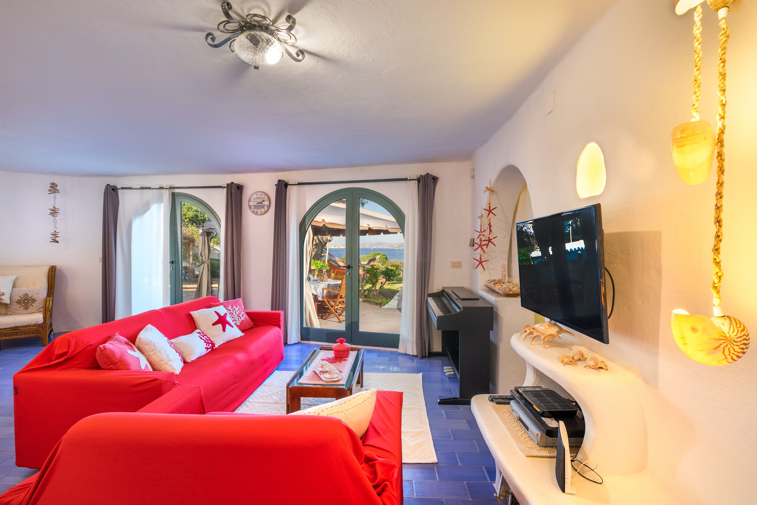 TV, fireplace, DVD player, books