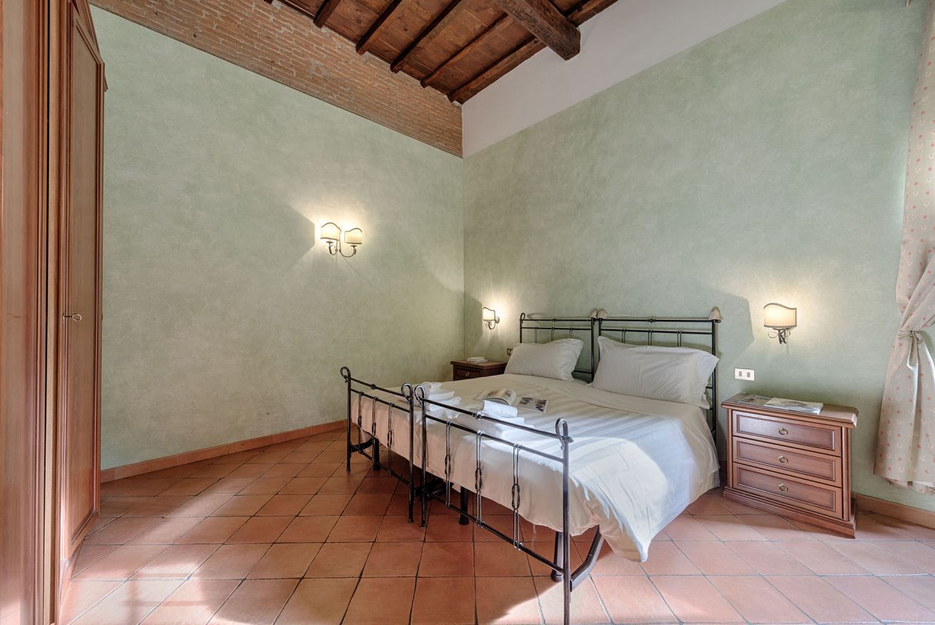 2 bedrooms, desk, iron/ironing board, WiFi