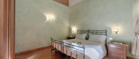 2 habitaciones, escritorio, tabla de planchar con plancha y wifi