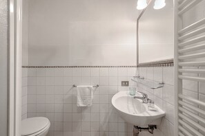 Shower, hair dryer, towels, shampoo - Apartment Central Strozzi in Florence by Mmega (Firenze)