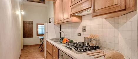 Køleskab, mikrobølgeovn, ovn, kogeplade