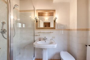 Douche, séchoir à cheveux, serviettes fournies, shampooing