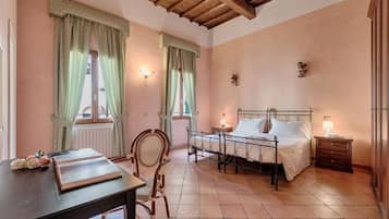 2 Schlafzimmer, Schreibtisch, BĂŒgeleisen/BĂŒgelbrett, WLAN