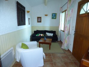 TV, fireplace, ping pong, books