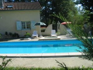 Una piscina al aire libre