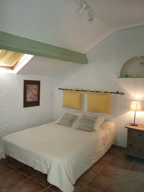 2 bedrooms, iron/ironing board, bed sheets