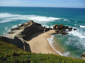 Una spiaggia nelle vicinanze