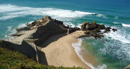 Toisistaan. mukava ja tilava, oma puutarha São Julião -rannan vieressä