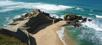 Apart. bekvämt och rymligt med privat trädgård bredvid São Julião-stranden