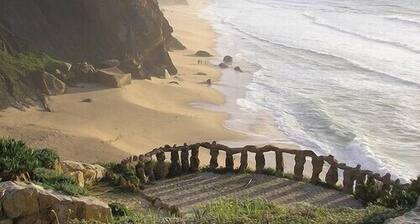 Toisistaan. mukava ja tilava, oma puutarha São Julião -rannan vieressä