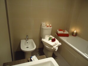 Duschwanne, Haartrockner, Bidet, Handtücher