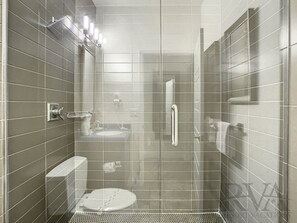 Chuveiro, secador de cabelo, toalhas de banho 