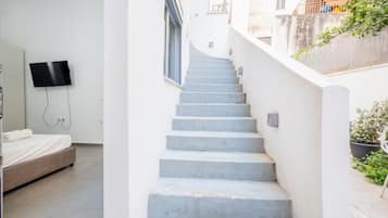 4 bedrooms, iron/ironing board, WiFi (free)