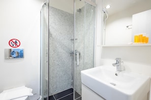 Een douche, een haardroger, zeep, shampoo
