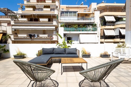 Renovated (2025) 4 Bdr House near Acropolis - New Beds, Terrace & Green Yard