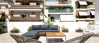 Renovated (2025) 4 Bdr House near Acropolis - New Beds, Terrace & Green Yard