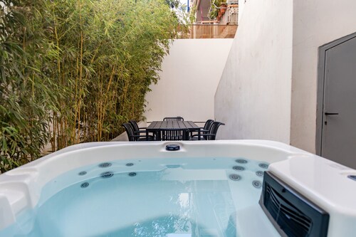 Spacious 4BR Home with Jacuzzi & Terrace near Acropolis