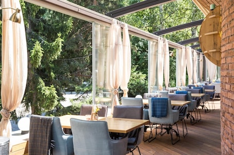 Se sirven desayunos, comidas, cenas y cocina local