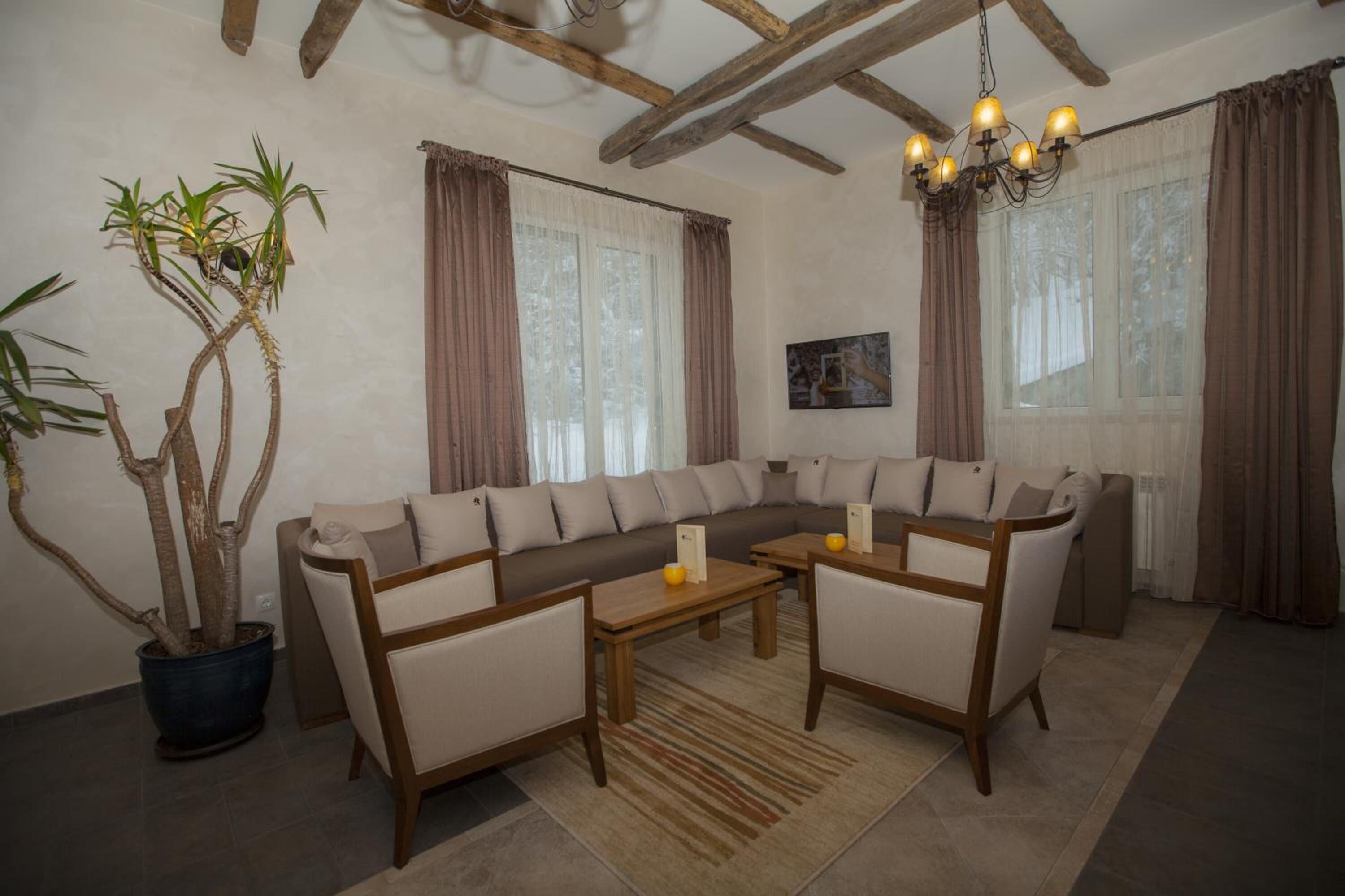 flat-screen tv, fireplace