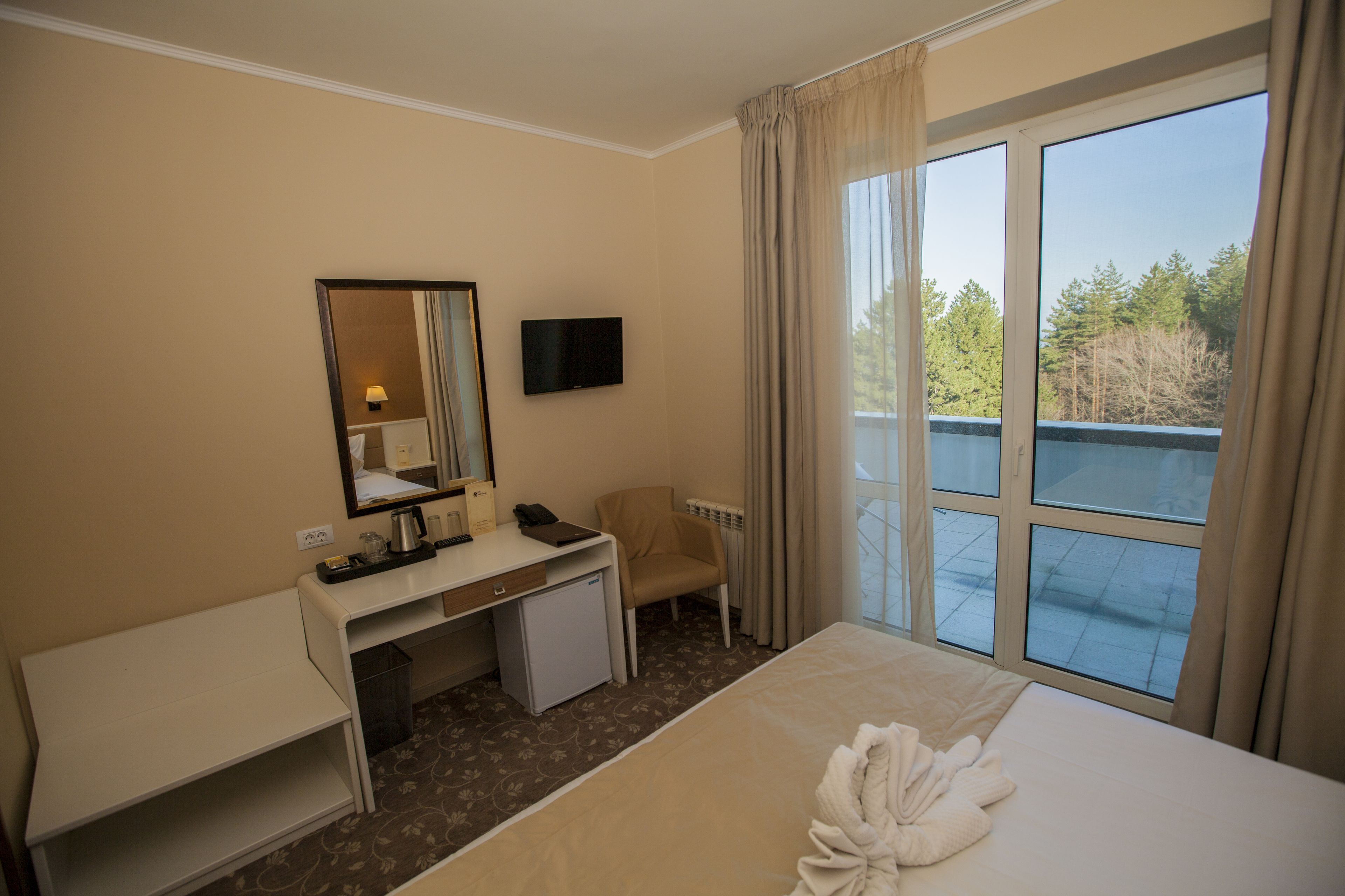 standard double or twin room | minibar, in-room safe, desk, soundproofing