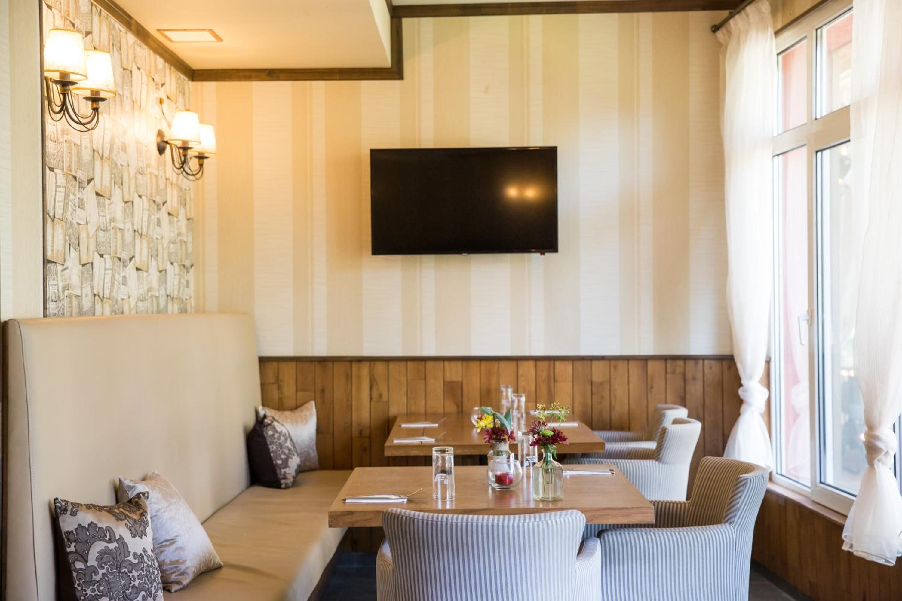 breakfast, lunch, dinner served; local cuisine