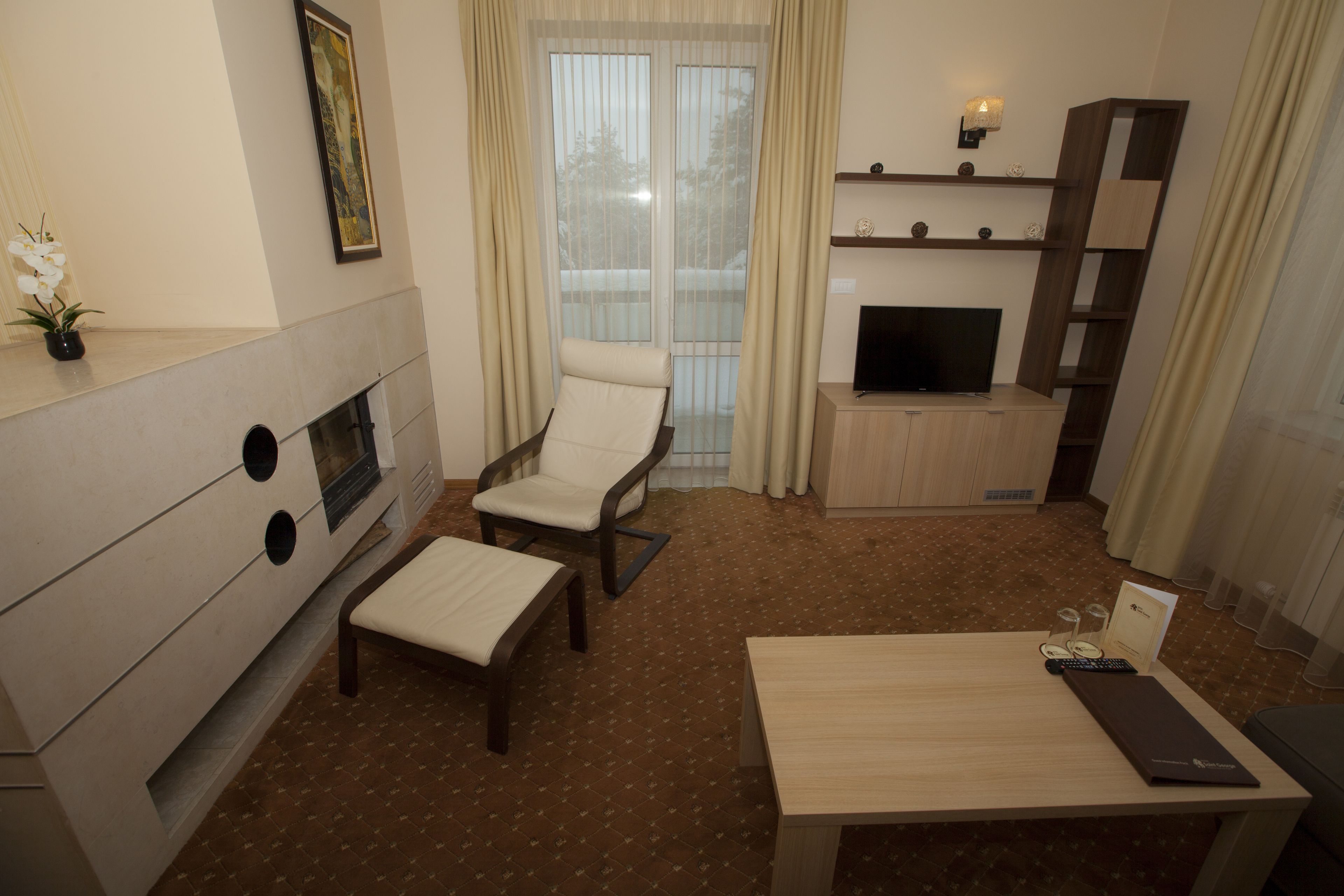 junior suite | living room | flat-screen tv, fireplace