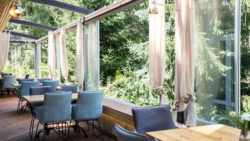 Breakfast, lunch, dinner served; local cuisine