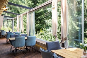 Petit déjeuner et déjeuner servis sur place, spécialités Cuisine locale