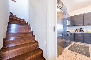 Réfrigérateur, four à micro-ondes, un four, lave-vaisselle