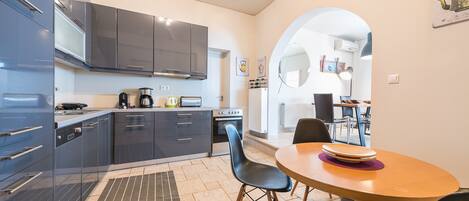 Kühlschrank, Mikrowelle, Ofen, Geschirrspüler