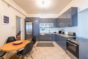 Réfrigérateur, four à micro-ondes, un four, lave-vaisselle