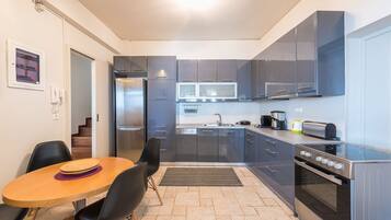 Réfrigérateur, micro-ondes, four, lave-vaisselle