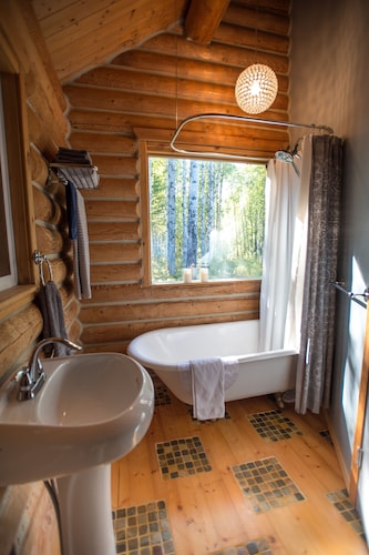 Cozy Log Home -King bed, full kitchen, bathroom with clawfoot tub, outdoor area 