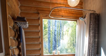 Cozy Log Home -King bed, full kitchen, bathroom with clawfoot tub, outdoor area