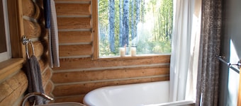 GemĂŒtliches Blockhaus mit Kingsize-Bett, KĂŒche, Clawfoot Tub, Badezimmer, Rasen & Deck!