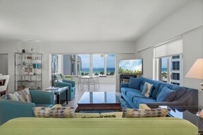 Smart TV, reproductor de DVD, futbolito y tenis de mesa