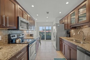 Køleskab, mikrobølgeovn, ovn, kogeplade