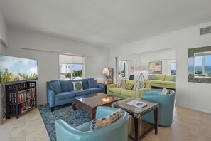 Smart TV, DVD player, foosball, table tennis - Island House Beach Resort 18S (Siesta Key)