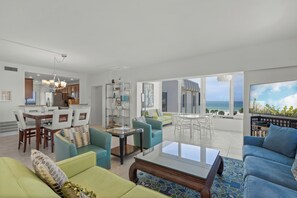 Smart TV, reproductor de DVD, futbolito y tenis de mesa 