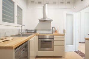 Fridge, oven, coffee/tea maker, electric kettle