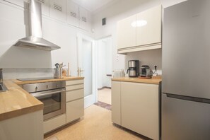 Jääkaappi, uuni, kahvin-/teenkeitin, vedenkeitin