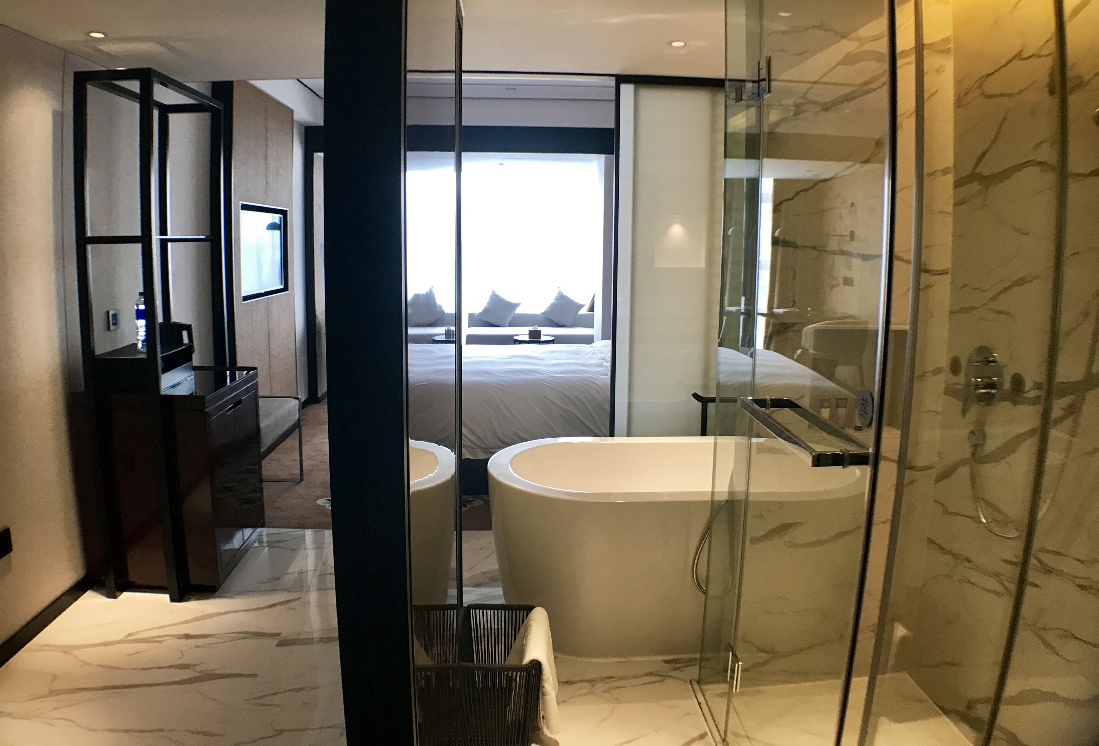 Habitación de lujo doble | Baño | Ducha, artículos de higiene personal gratuitos y secador de pelo