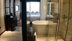 ห้องลักซ์ชัวรี่ดับเบิล | ห้องน้ำ | ฝักบัว, ของใช้ในห้องน้ำฟรี, ไดร์เป่าผม, รองเท้าสวมภายในห้อง